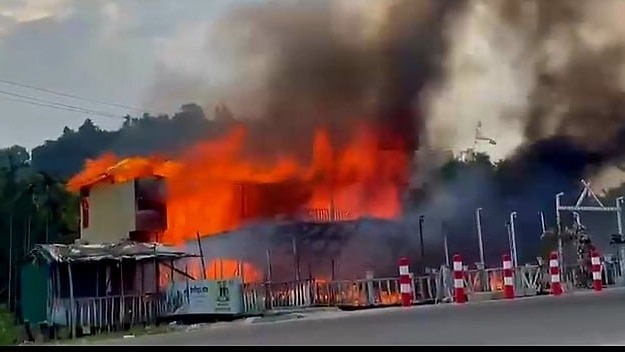 Fire at Bangladesh coastal resort kills ten, including entire family