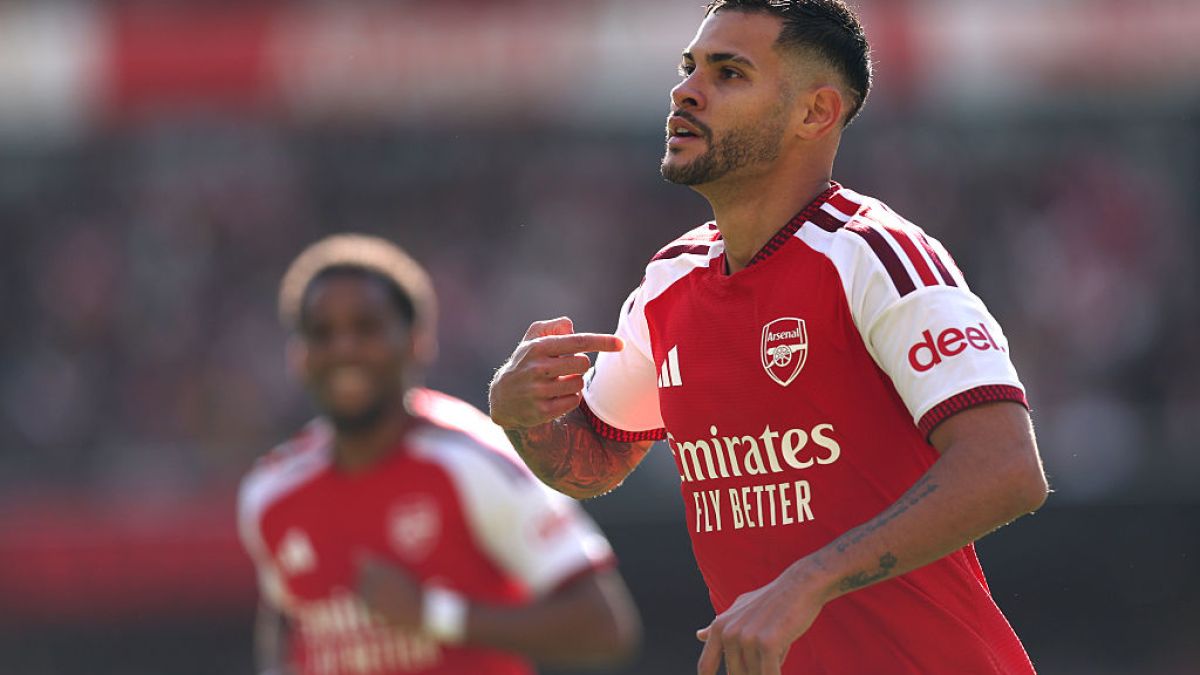 Arsenal stages comeback to draw level with Manchester City atop Premier League