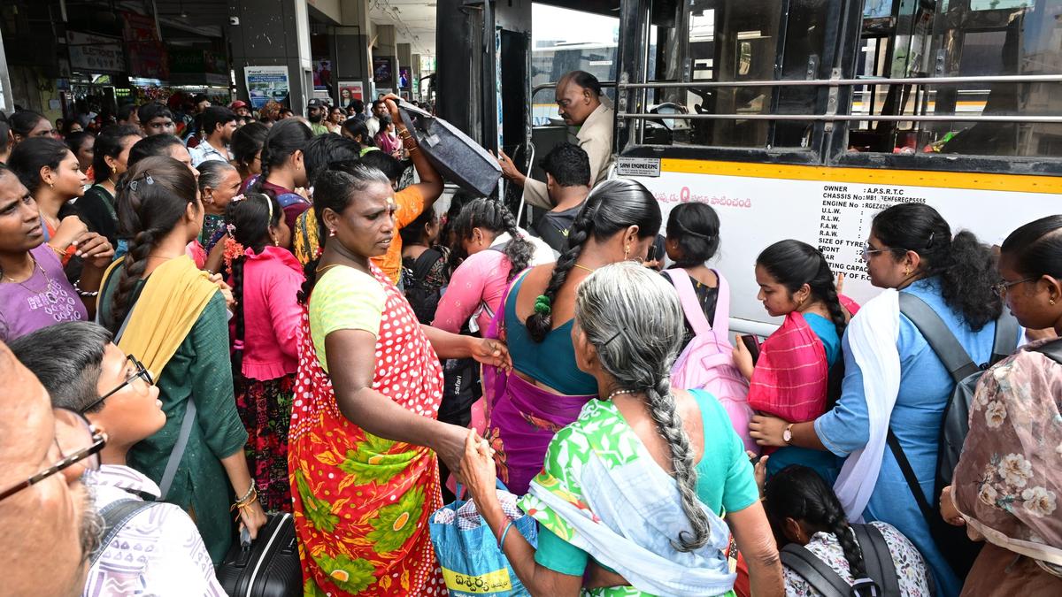 दशहरे पर विजयवाड़ा के बस अड्डे पर भीड़ का उमड़ना