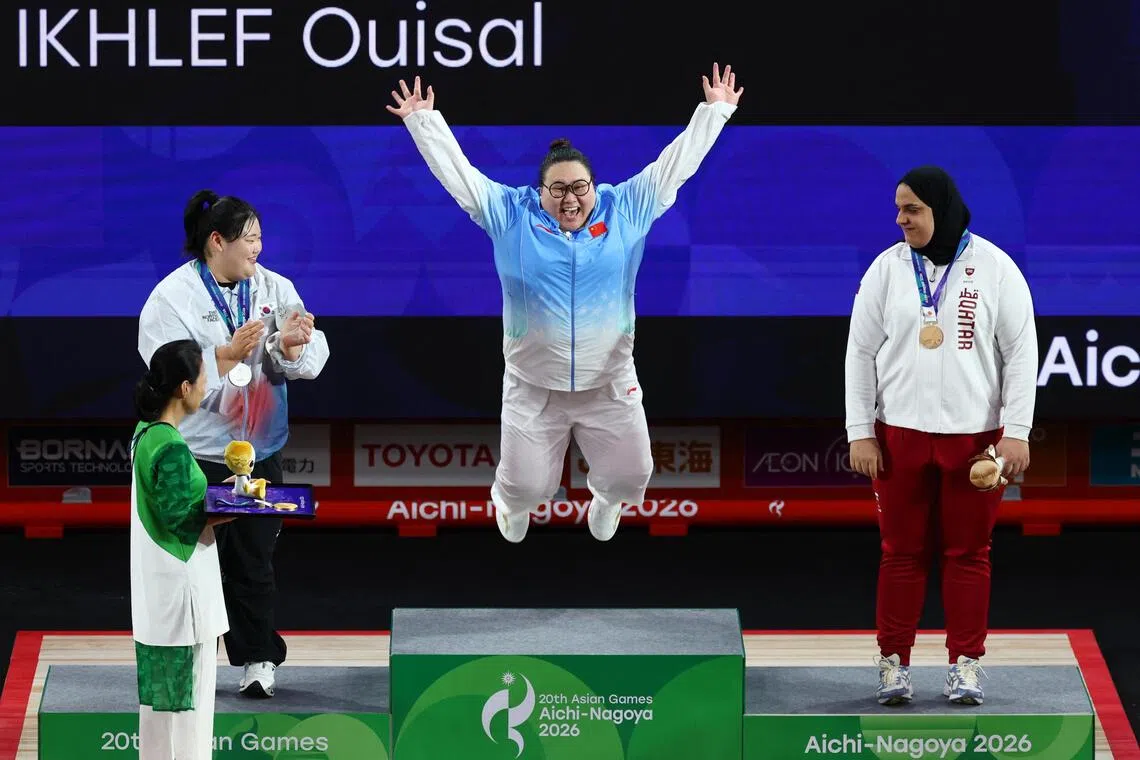 Chinese weightlifter Li Wenwen claims gold despite falling short of record