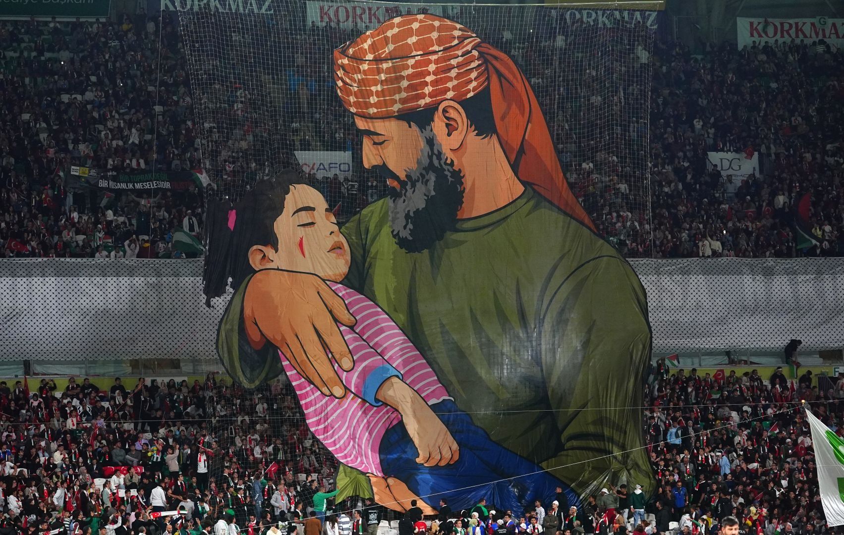 Turkish football supporters display Palestinian solidarity at international friendly