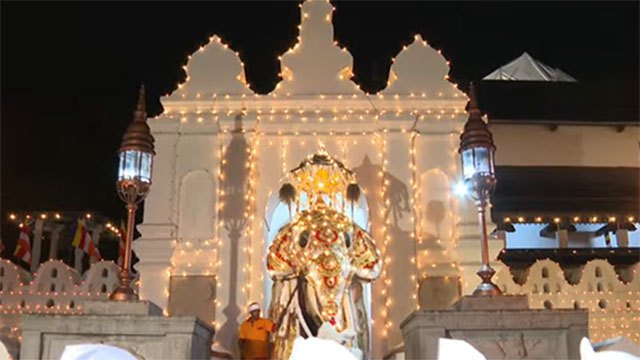 Second Randoli Perahera procession illuminates Kandy streets