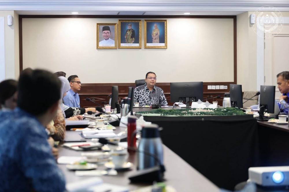 Queen voices alarm over rising mental health crisis in Malaysian youth