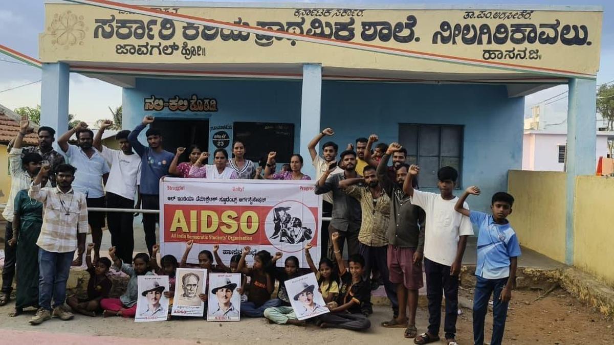 अरसिकेरे तालुक में स्कूल भवन की मरम्मत को लेकर ग्रामीणों का प्रदर्शन