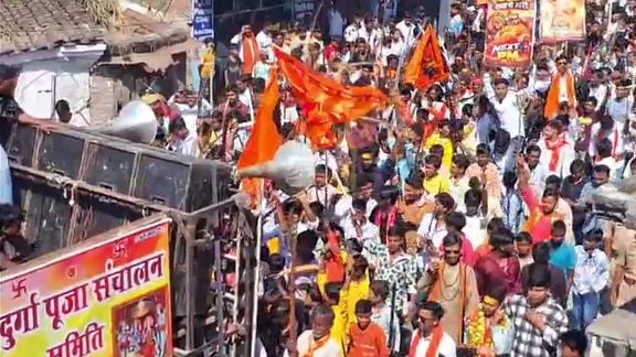 विजयदशमी जुलूस में नाबालिगों ने दिखाईं बंदूकें और तलवारें
