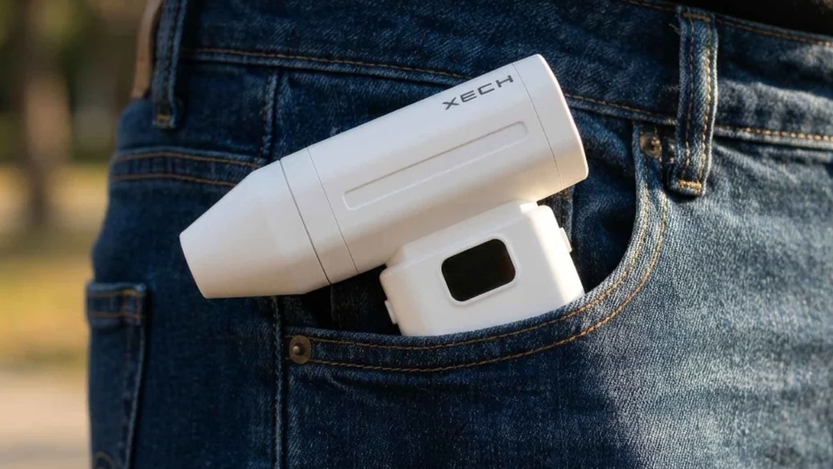 Budget air duster device offers affordable car interior cleaning solution