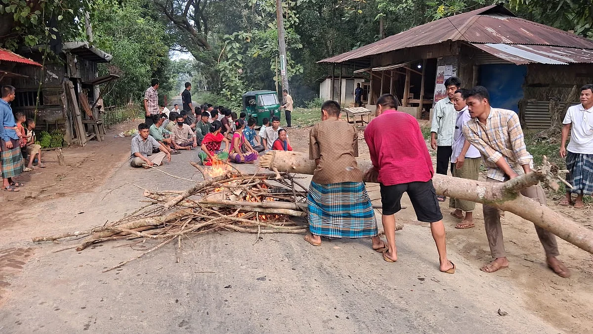 রাঙ্গামাটি ও খাগড়াছড়িতে অবরোধ চলমান, যাতায়াত বন্ধ