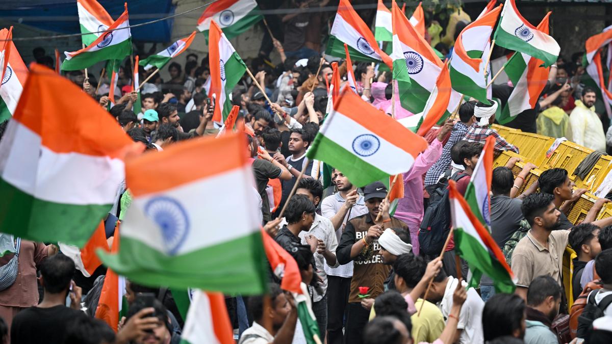 दिल्ली में युवा प्रदर्शनकारियों का बड़ा विरोध मार्च, पुलिस ने आंसू गैस और लाठियों का इस्तेमाल किया