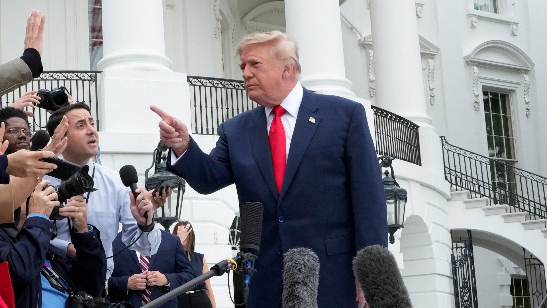 Trump urges Ukraine to seek new leadership amid Zelenskyy criticism
