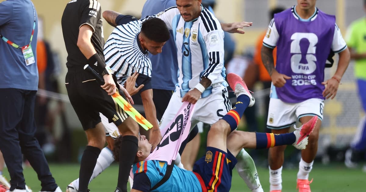 Pemain Argentina Paredes Disuspend 10 Perlawanan oleh FIFA