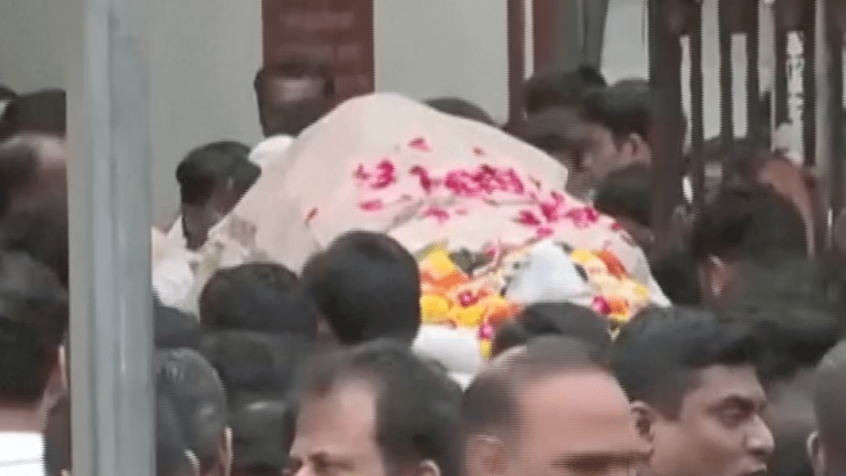 Two dead as towering Ganesha idol topples during Mumbai procession