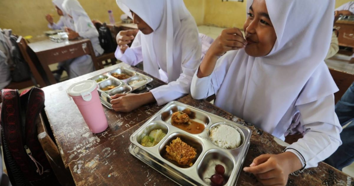 Nearly 800 fall ill in Indonesia's school meal programme outbreak