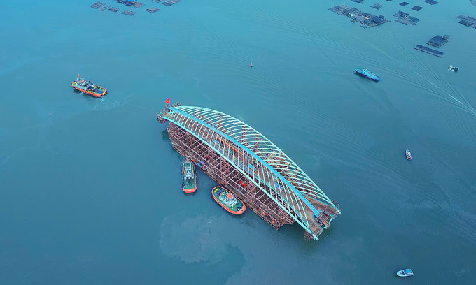 Giant coconut leaf bridge begins sea voyage to Ho Chi Minh City