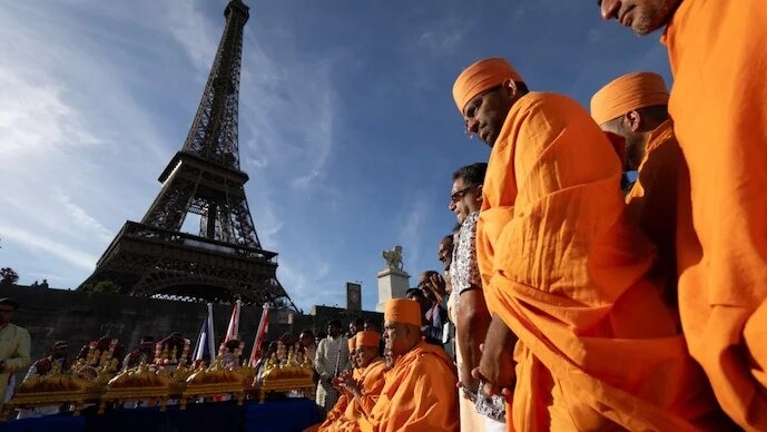 एफिल टावर प्रबंधन के प्रमुख का इस्तीफा, BAPS विवाद के बाद कार्रवाई