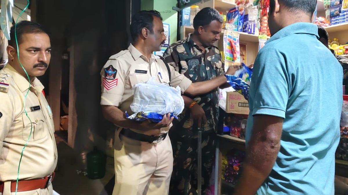केरल में पुलिस अधिकारी पर जब्त तंबाकू चोरी का मामला