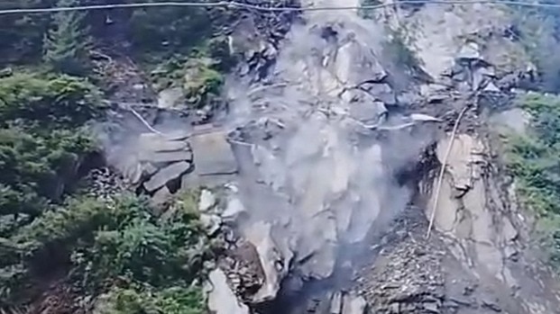 हिमाचल प्रदेश के चंबा में भूस्खलन, पहाड़ी हिस्सा सड़क पर ढहा