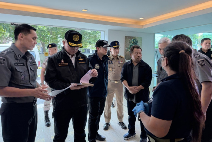 เจ้าหน้าที่บุกค้นสามแห่งในพัทยา ตามสอบเอกสารระบบเงินหน้าคนไทย