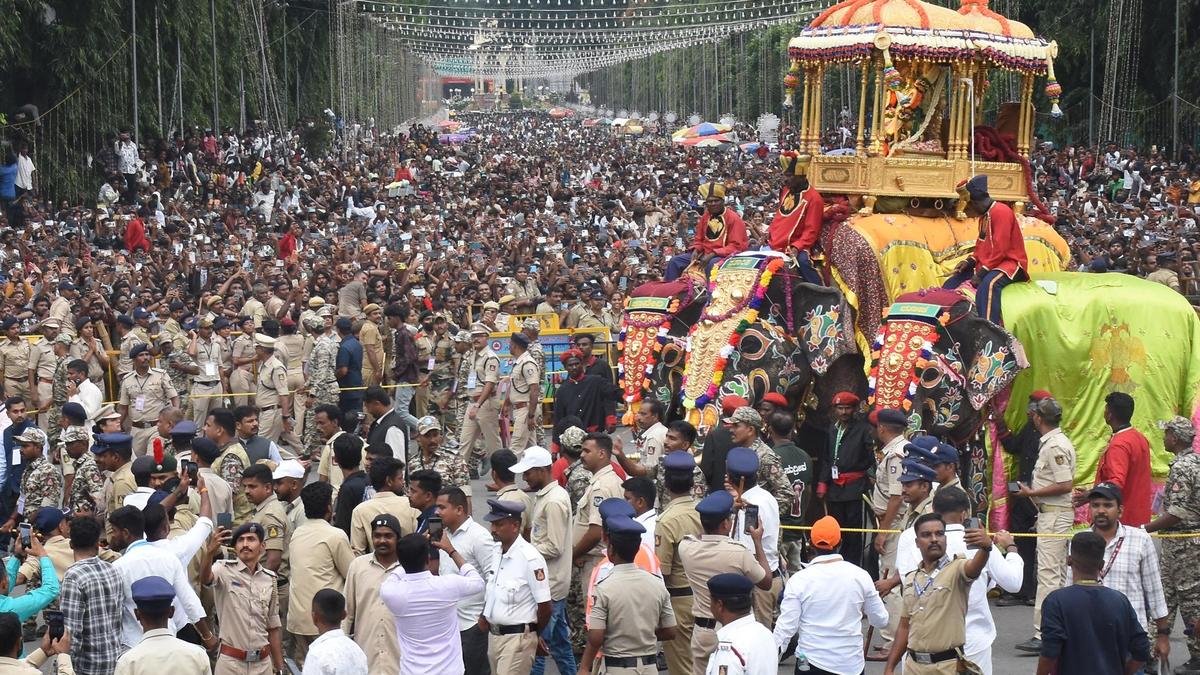 Dasara revellers bypass ticketing hurdles with creative viewing strategies