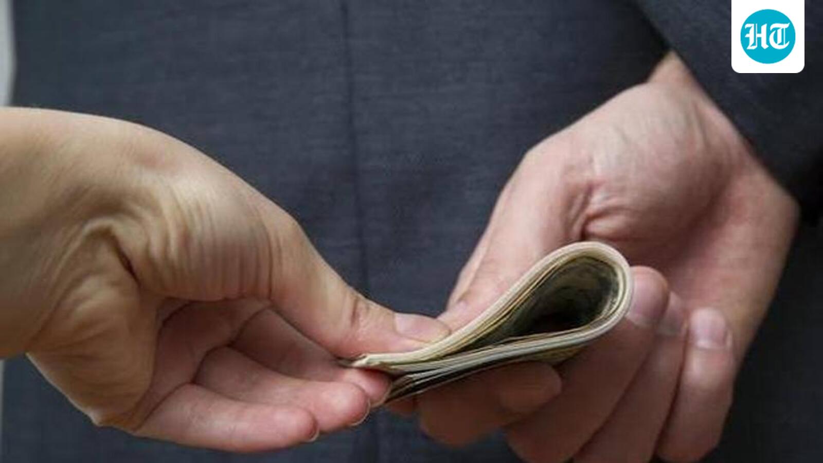 लखनऊ में ईडी अधिकारी और हेड कांस्टेबल को रिश्वत मांगने के आरोप में गिरफ्तार किया गया