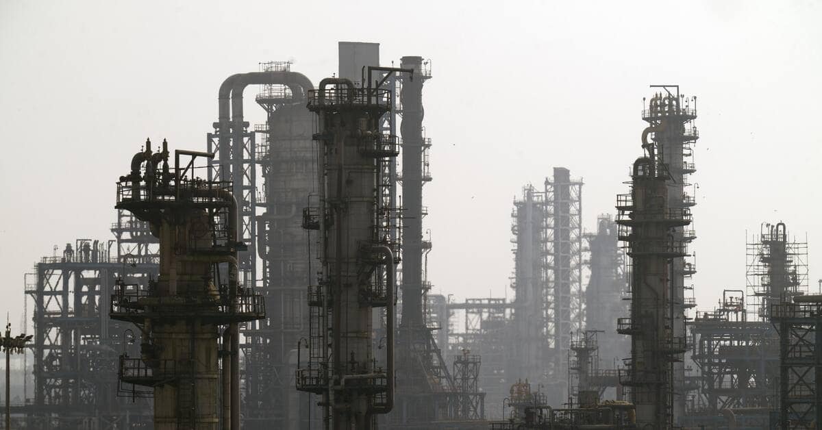Indian refiners weigh Russian crude cuts amid US tariff threats