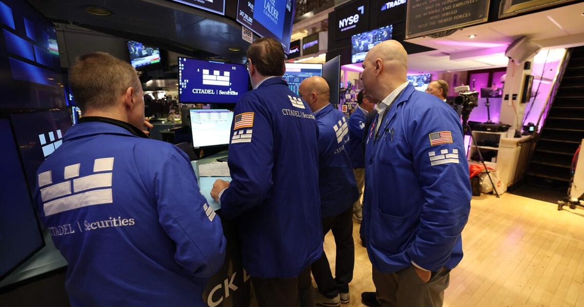 US stocks mixed as oil surge offsets gains in industrial shares