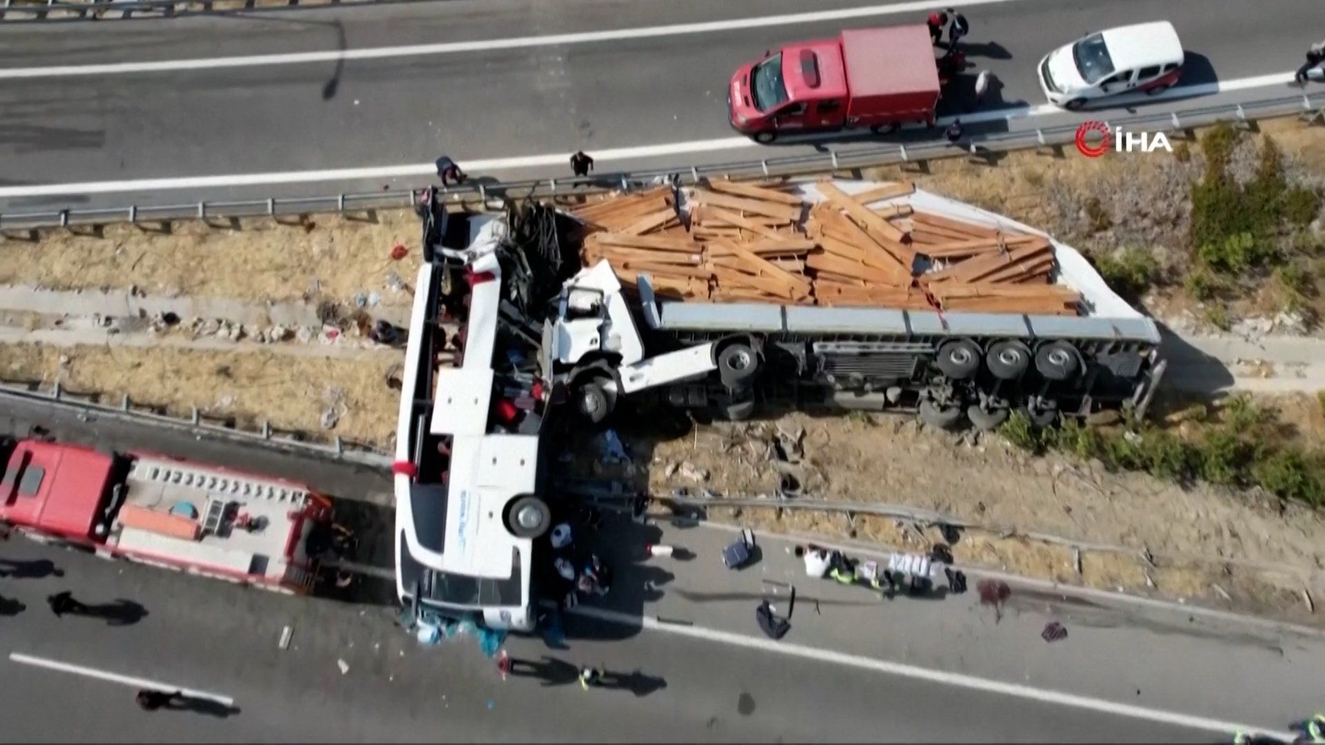 Tour bus collides with truck in Turkey, killing at least 11