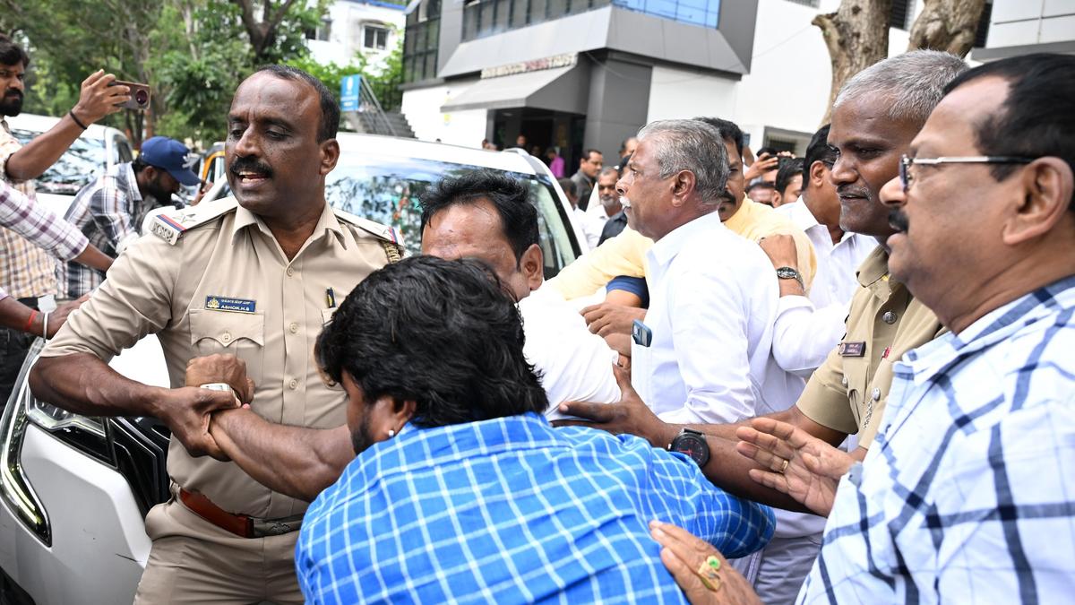 Congress leader Ugrappa confronted by protesters during Shivamogga visit