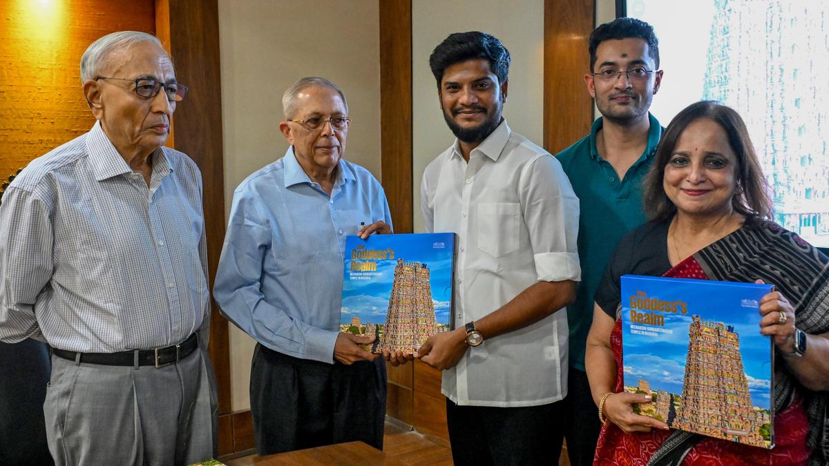 मीनाक्षी सुंदरेश्वर मंदिर पर हिंदू की कॉफी टेबल बुक का विमोचन