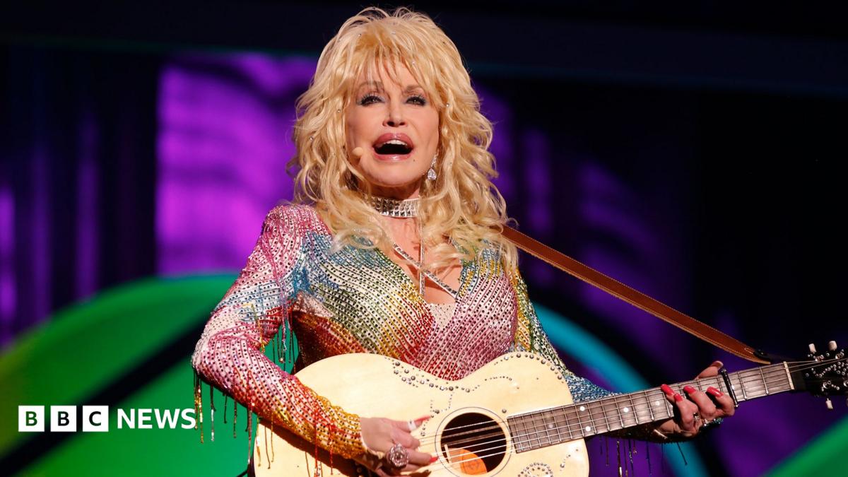 Dolly Parton's Manager Accuses Nephew of Extortion Attempt