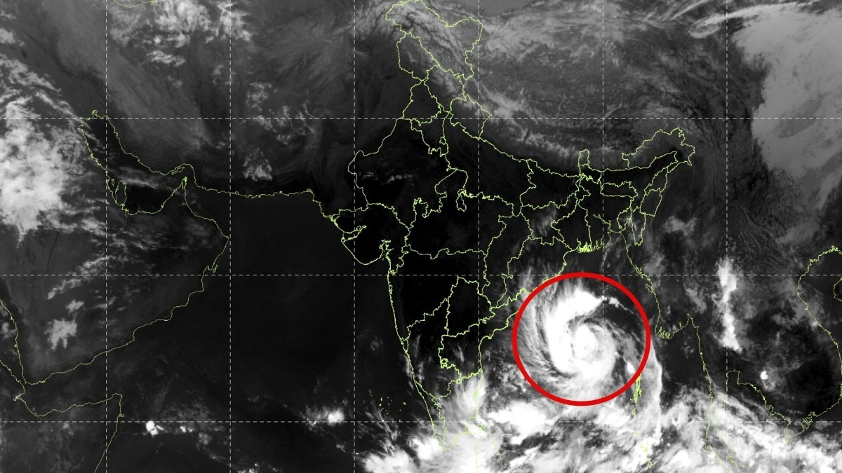 चक्रवात अर्नब: इसरो ने कैद की तूफान की तस्वीर, आंध्र प्रदेश की ओर बढ़ रहा