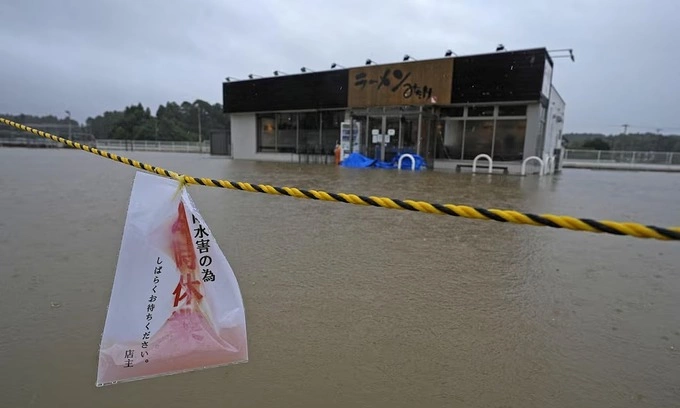 Typhoon Dujuan disrupts Japan, forces game fair closure and flight cancellations