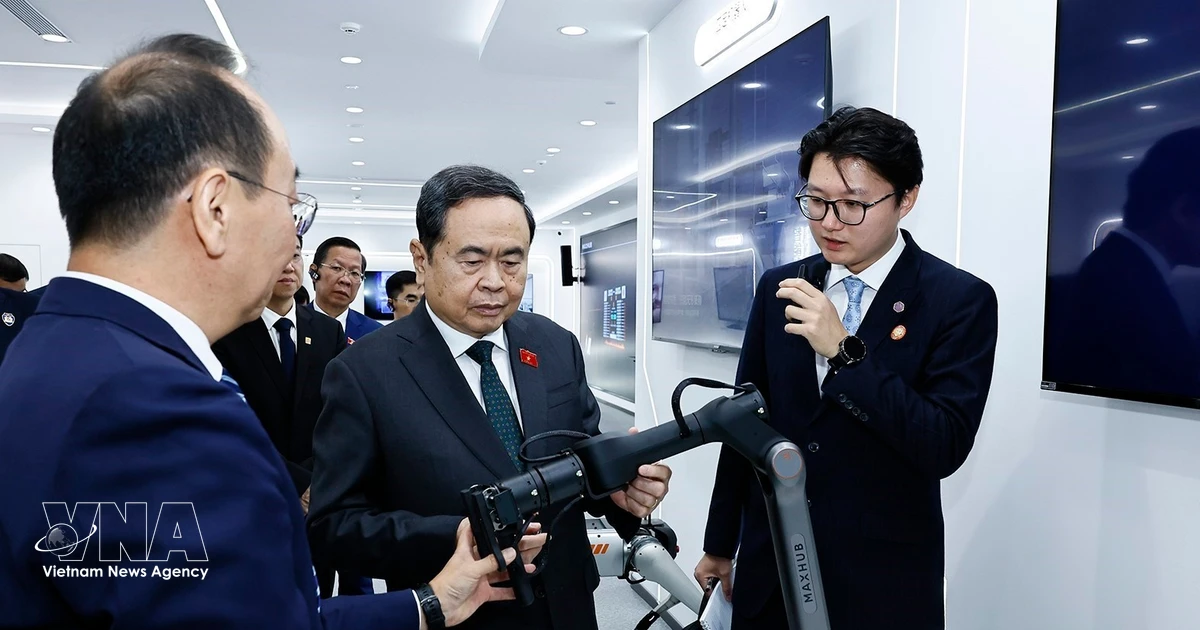 Vietnam's NA chief pledges improved legal framework for foreign investors