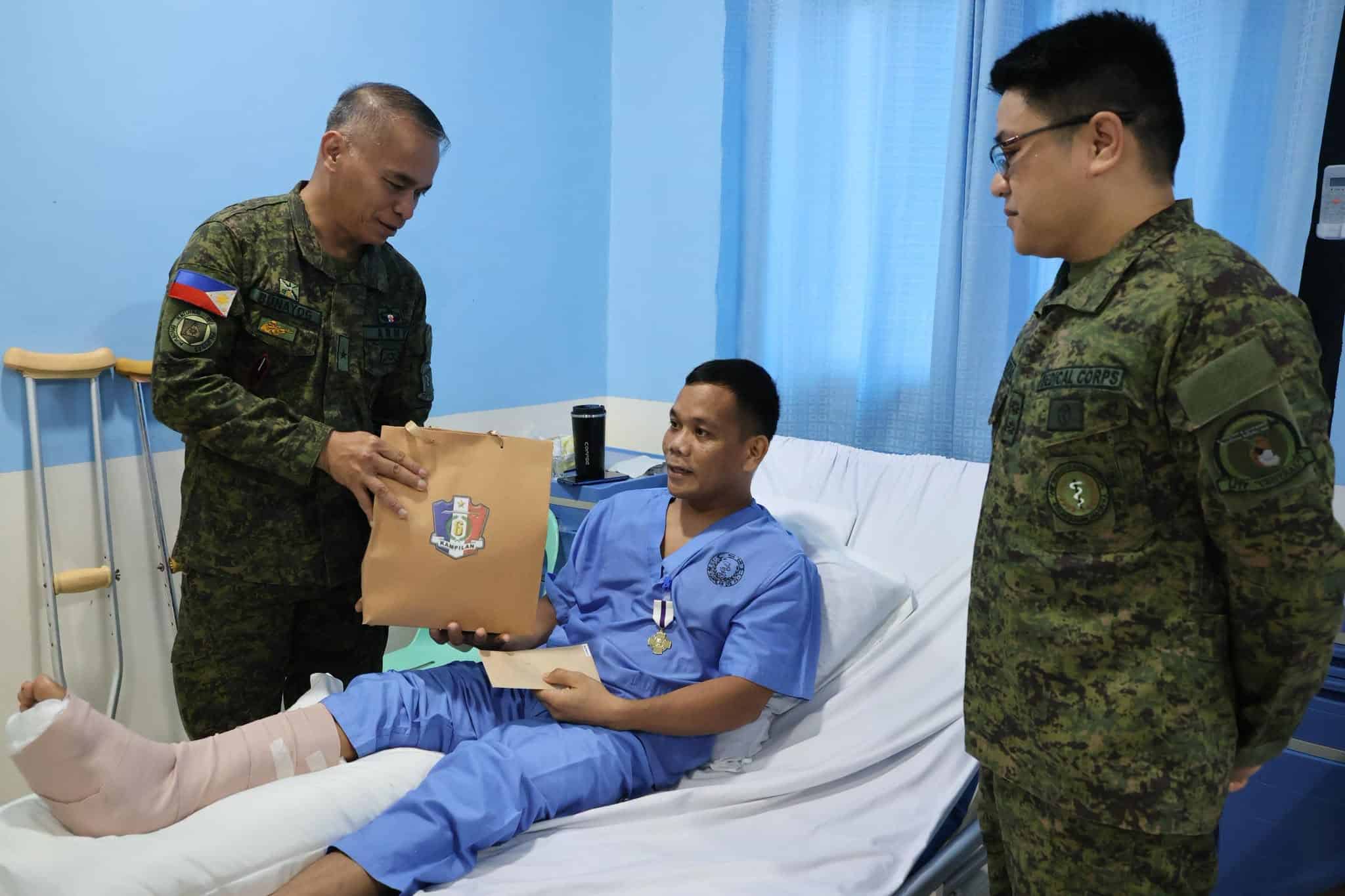 Army honors two soldiers wounded in Sultan Kudarat clash