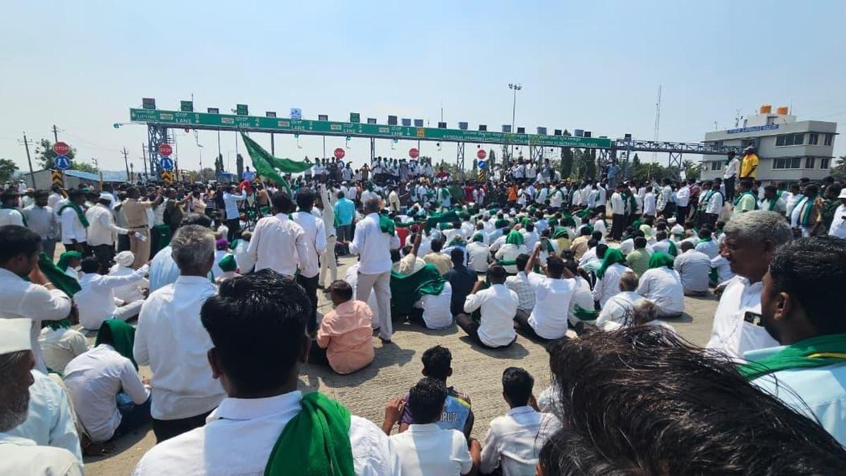 Sugarcane farmers block Pune-Bengaluru highway over price demands