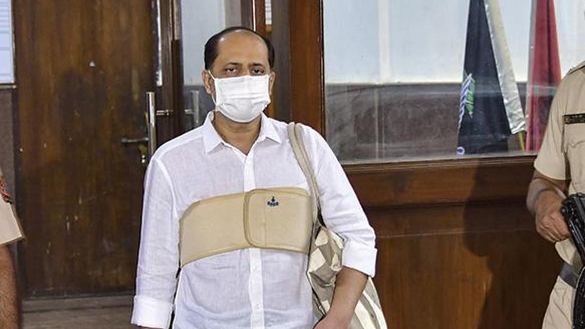 अंबानी बम मामले में पूर्व पुलिसकर्मी साचिन वाजे को जमानत