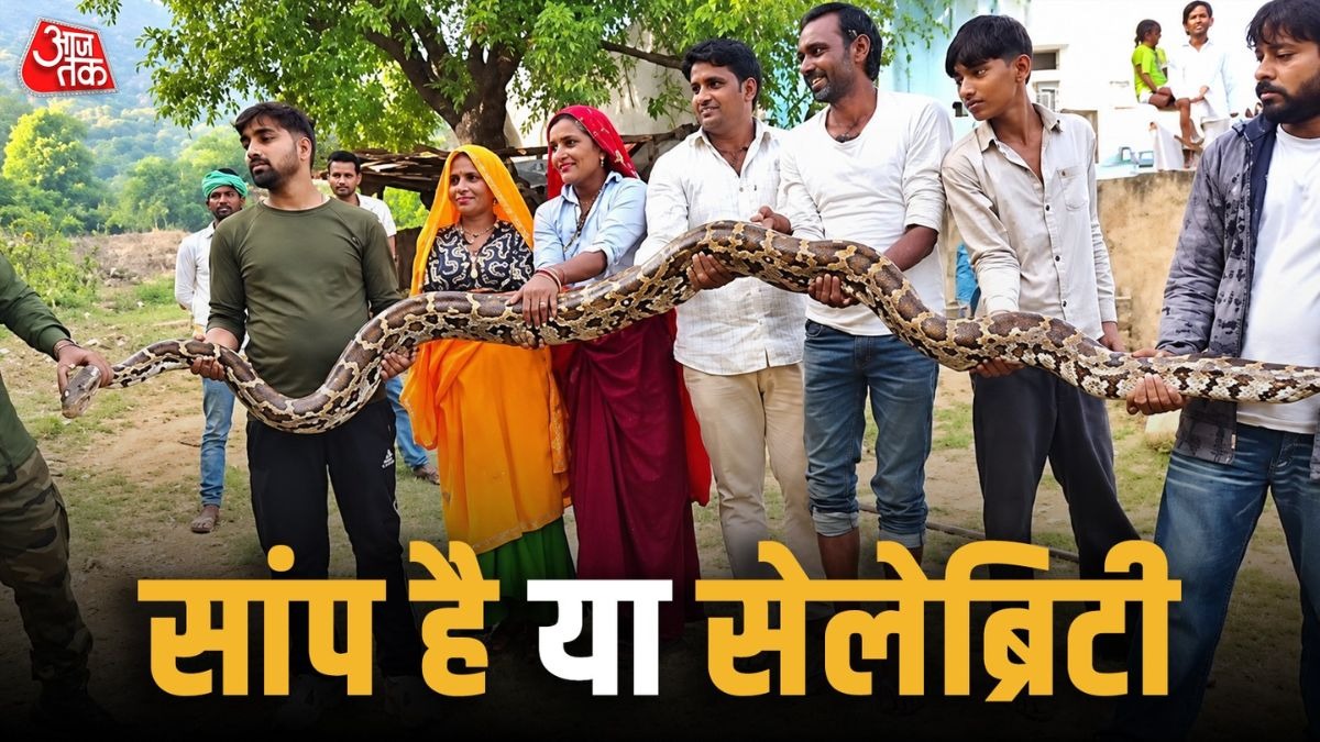 राजस्थान में 15 फीट अजगर की मुलाकात, लोगों में सेल्फी की होड़