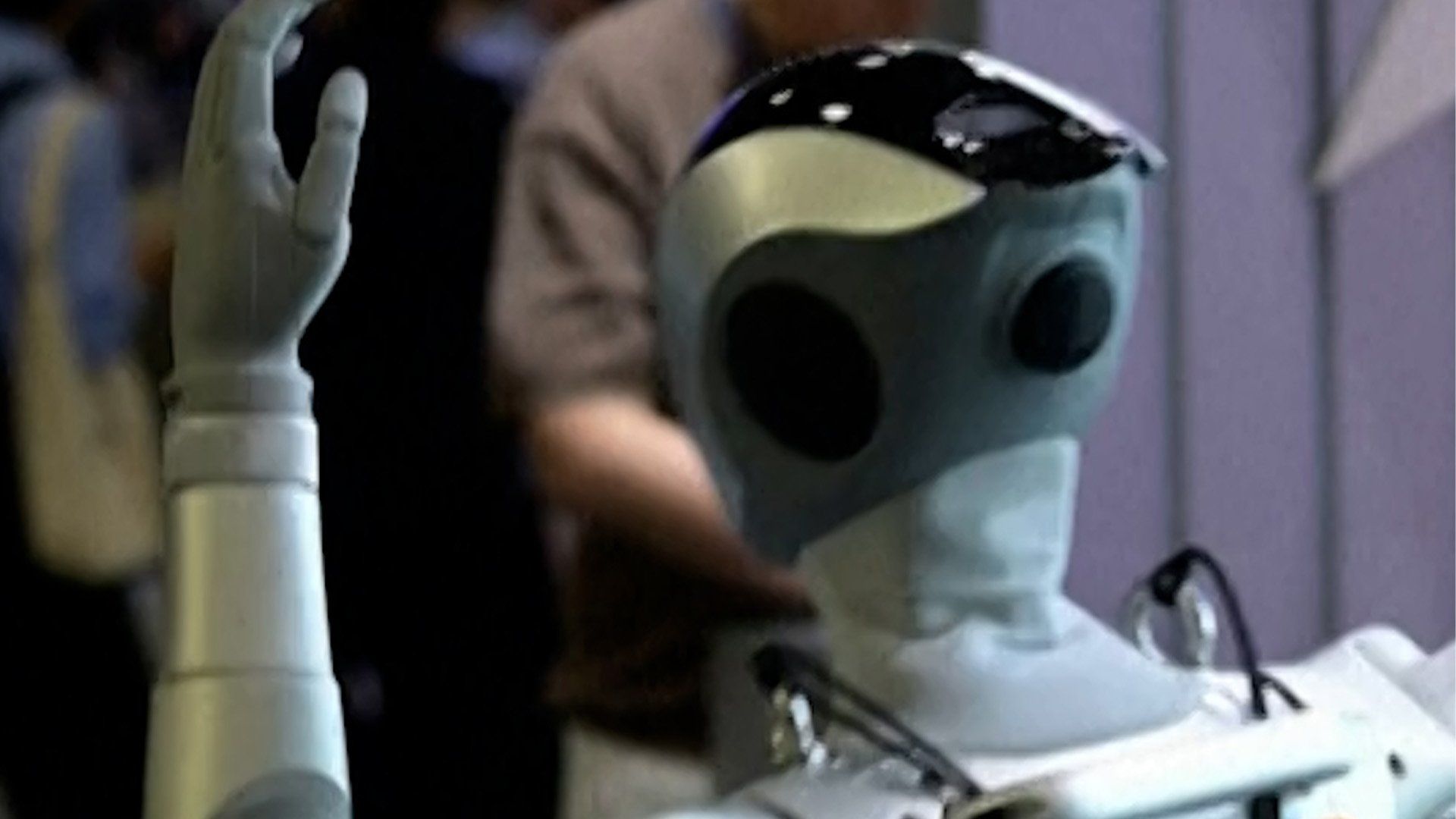 Humanoid robots bust moves at Japan's premier technology showcase