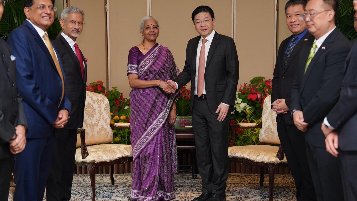 India's Finance Minister Meets Singapore PM to Strengthen Economic Ties