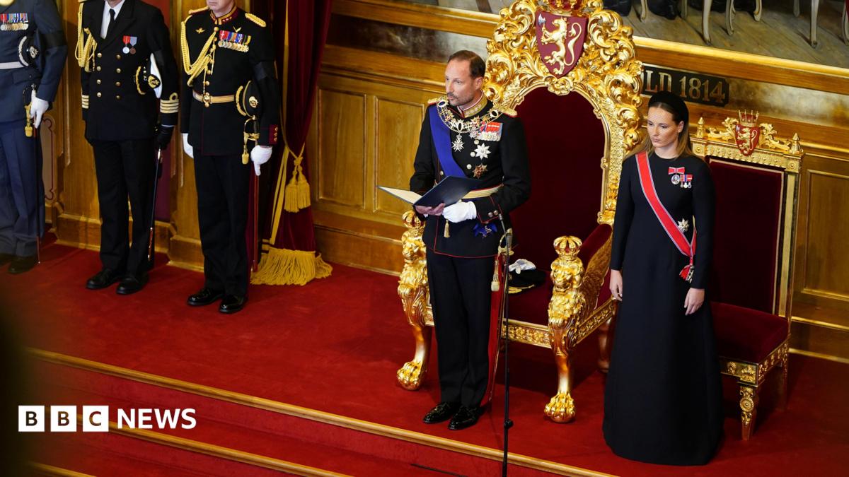 Norway's King Haakon takes oath as Harald V lies in state