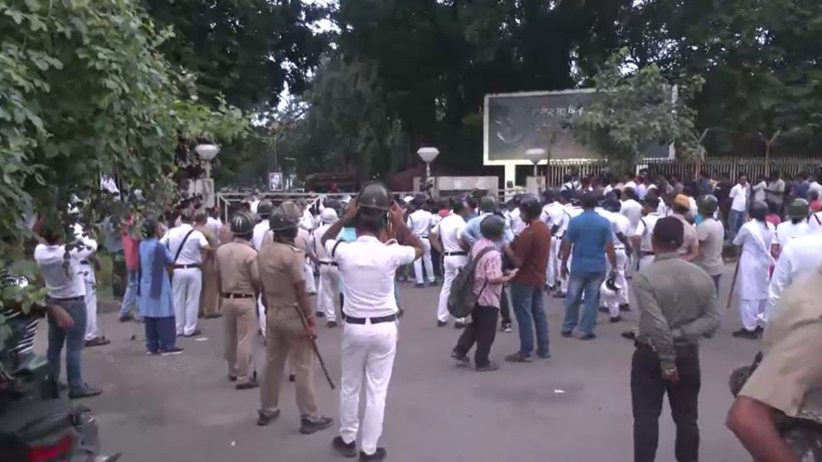 Clashes erupt between student groups at Kolkata cultural venue