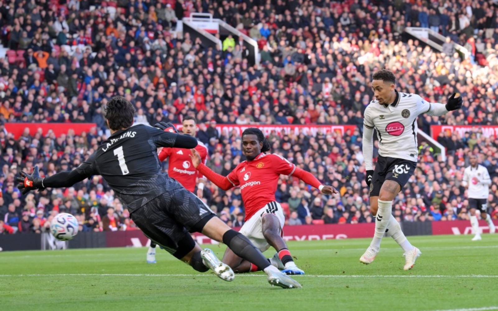 Carrick Terancam Dipecat, Arsenal Samakan Mata dengan Man City
