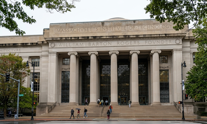 US university applications from international freshmen decline sharply