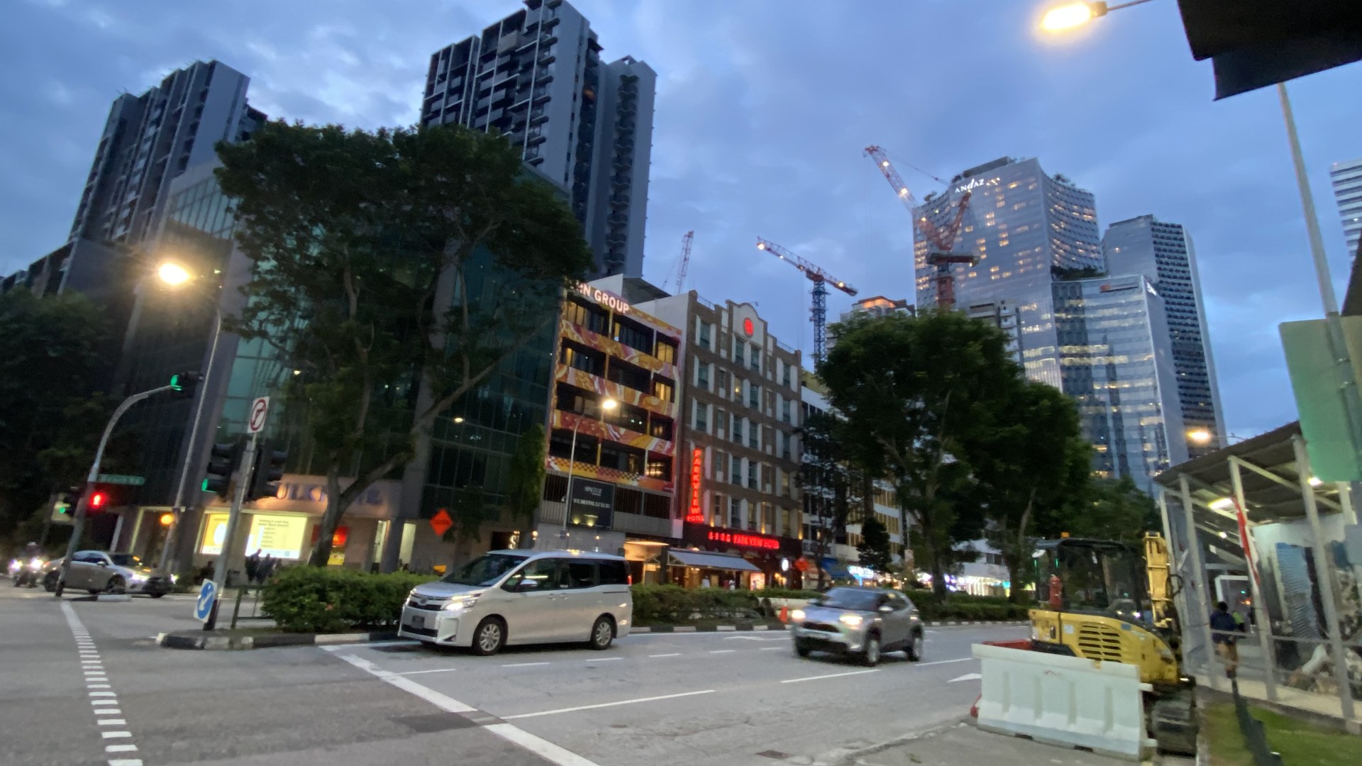 Man halts bus on Beach Road to recover mobile phone