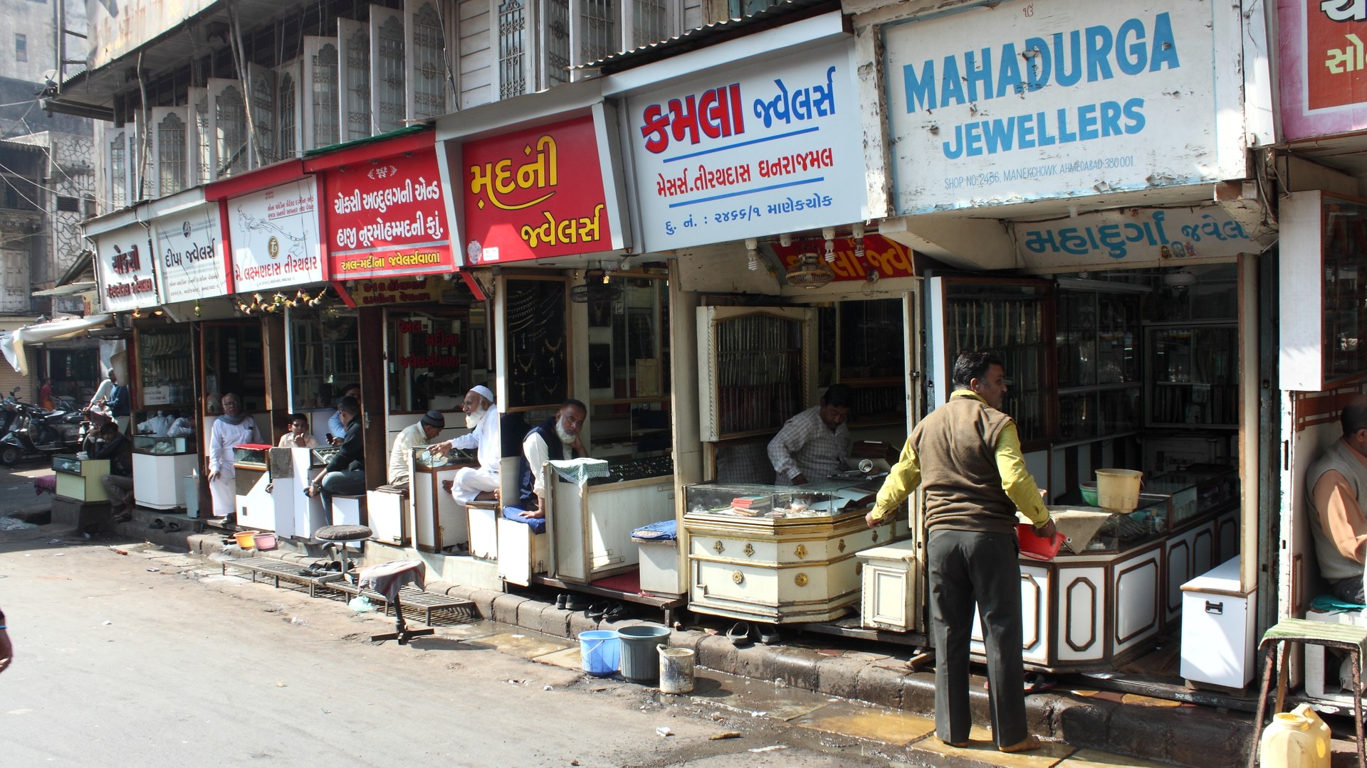 Gold and silver prices swing sharply across Indian markets