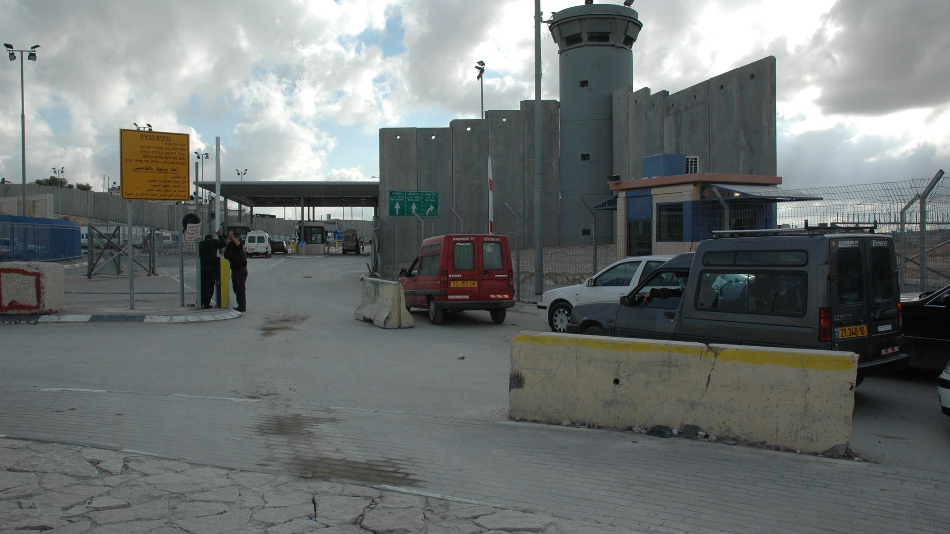 Israel imposes West Bank closure following deaths of two soldiers