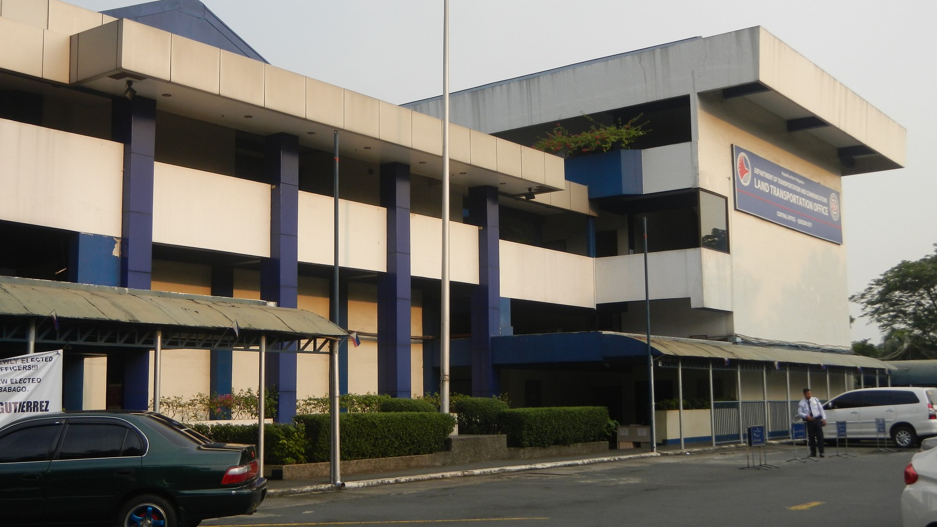 LTO mobilizes 100-plus personnel to manage Undas holiday traffic