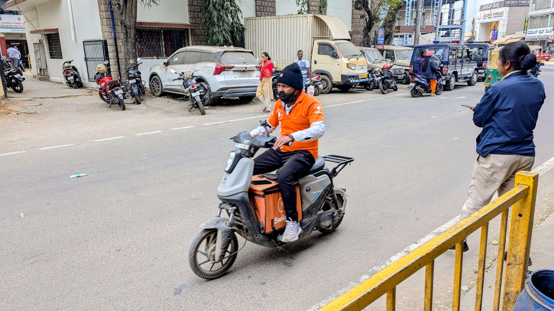 स्विगी और एटर्नल अलग रास्तों पर: खाद्य डिलीवरी में दोनों कंपनियों की अलग रणनीति