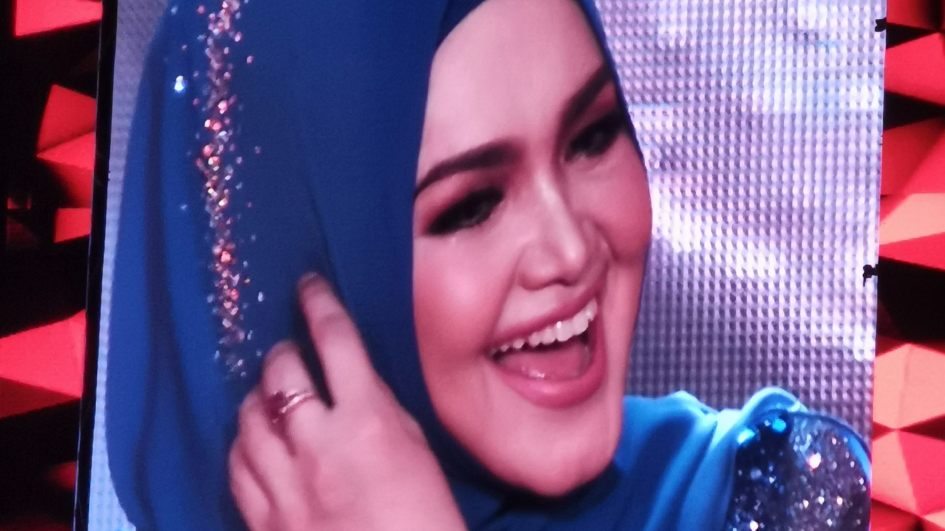 Anwar praises Siti Nurhaliza's Gema Bumantara concert despite rainy conditions