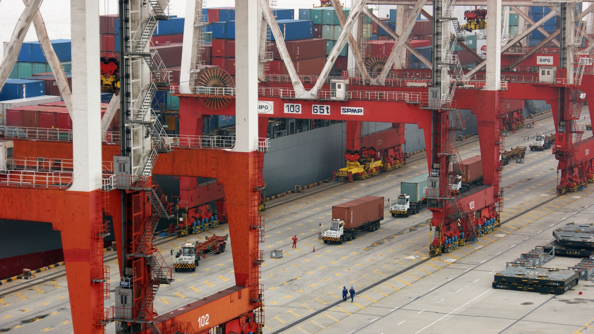 China's economic growth accelerates on strong export performance
