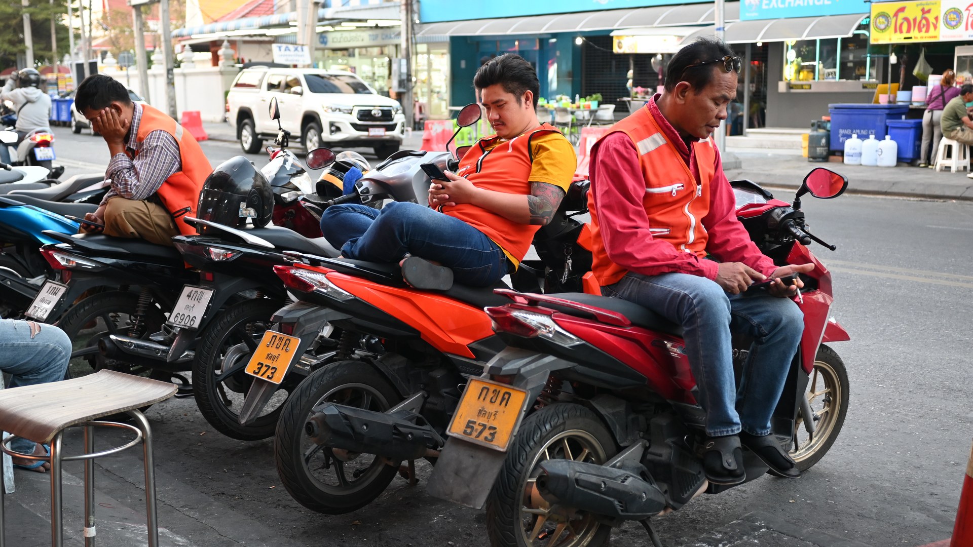 Pattaya motorcycle taxis abandon blue uniforms after brief five-day trial